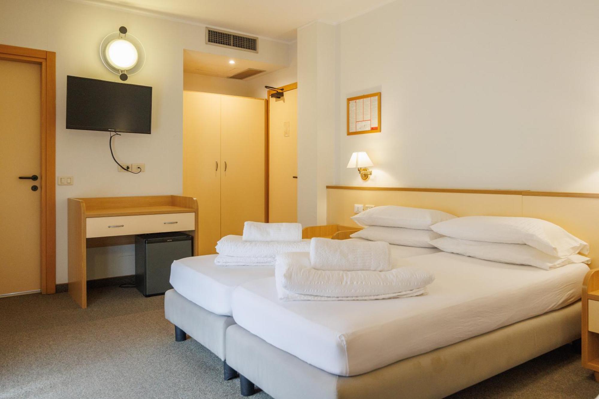 Club Hotel E Residence La Vela Torbole Sul Garda Eksteriør bilde