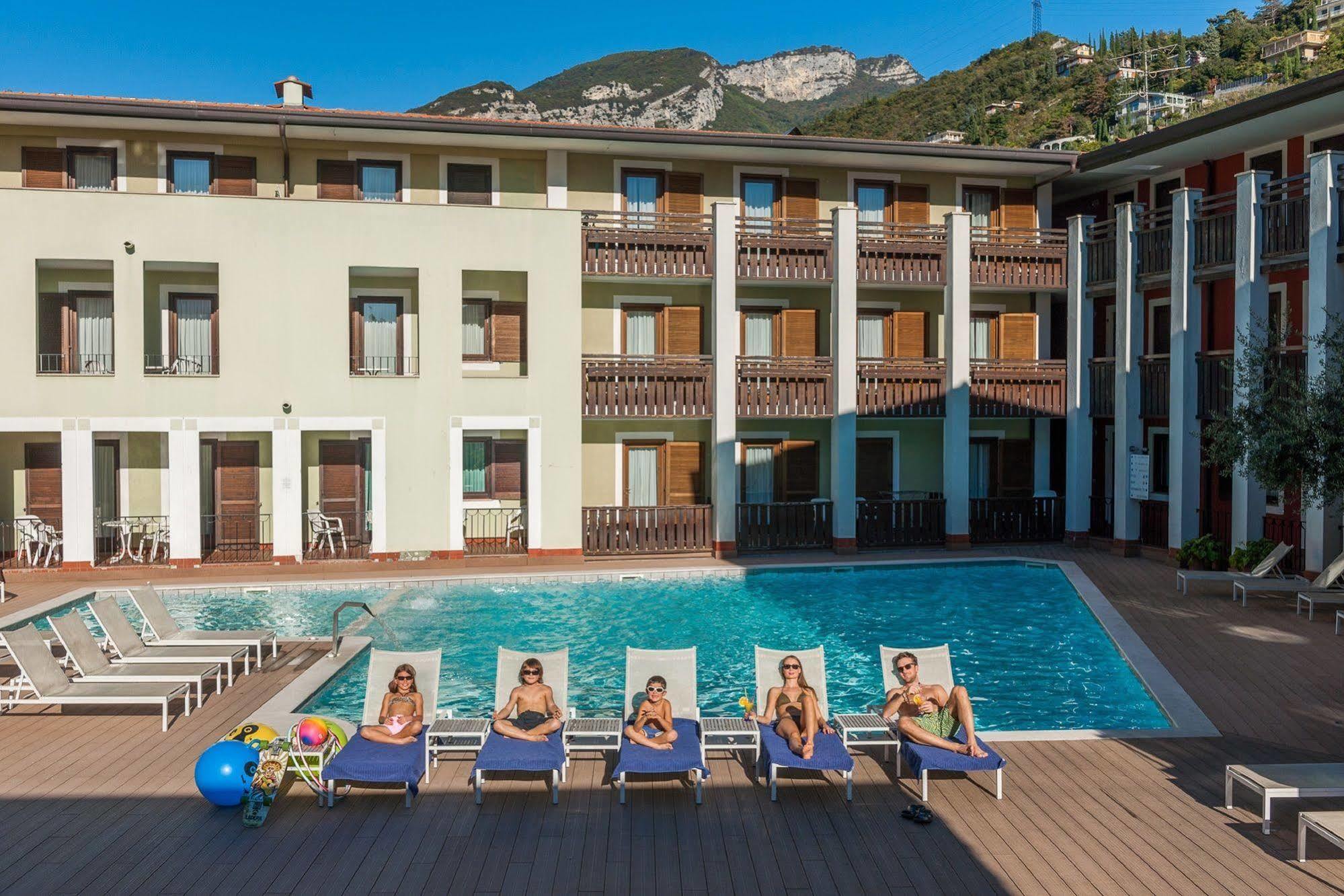 Club Hotel E Residence La Vela Torbole Sul Garda Eksteriør bilde