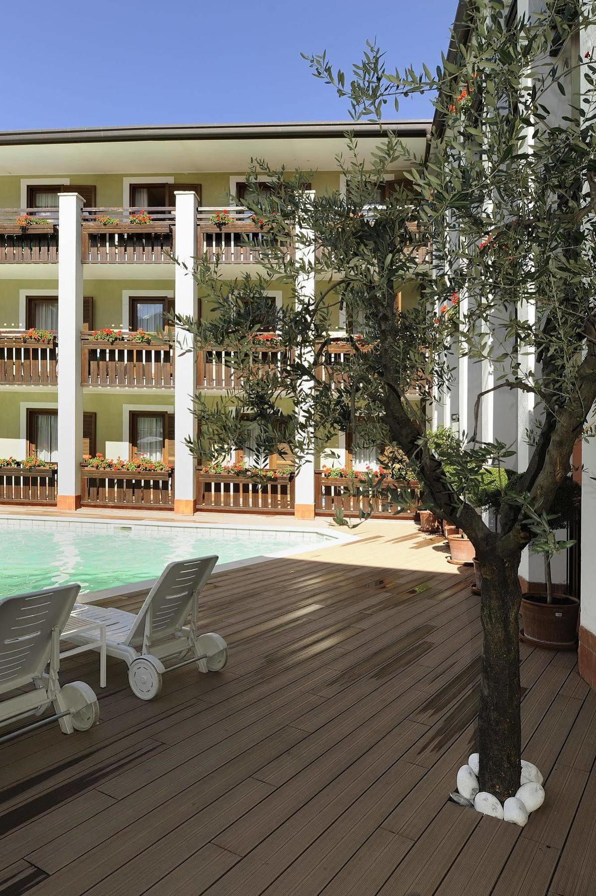 Club Hotel E Residence La Vela Torbole Sul Garda Eksteriør bilde